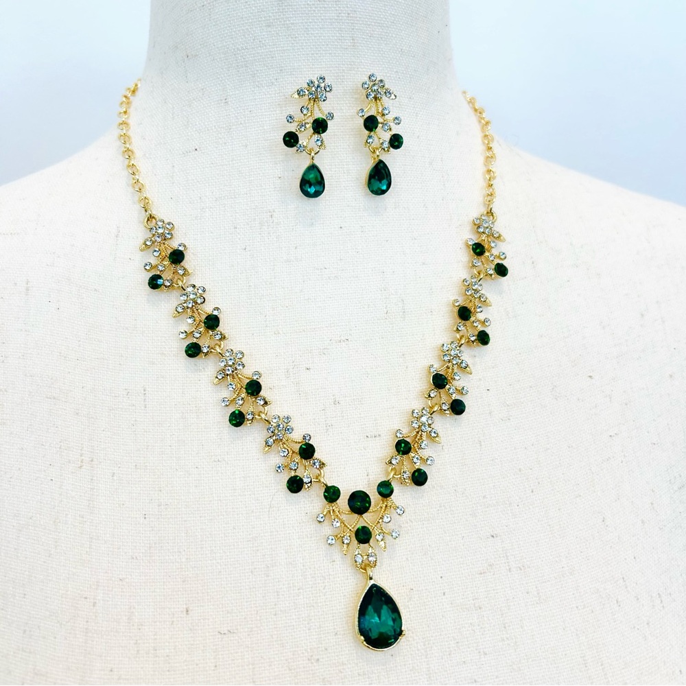 Exquisite Dark Green Gemstone Necklace and Earring Set